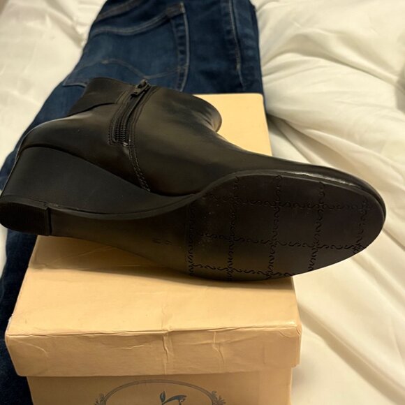 Van Eli black boots size 6 - Picture 3 of 6